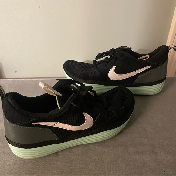 Nike Solarsoft Running :: Women’s Size 6 :: Black/Green - Picture 4 of 7